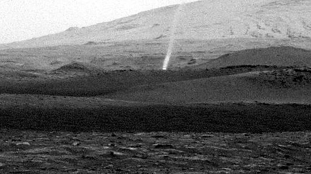 Prachov� v�r na Marsu ozna�ovan� jako rar�ek, kter� zaznamenal rover Curiosity jednou ze sv�ch naviga�n�ch kamer 9. srpna 2020. Jeho ���ka se odhaduje na p�t metr� a d�lka kolem pades�ti.