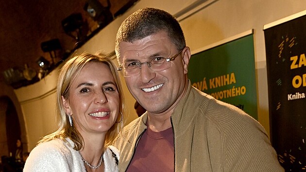 Leon Tsoukernik a jeho man�elka Sandra na k�tu knihy Za hranice odolnosti (25. listopadu 2025)