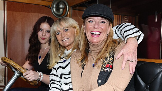 Lucie Bene�ov�, jej� dcera Lara Matonohov� a maminka Ji�ina Bene�ov� (20. listopadu 2025)
