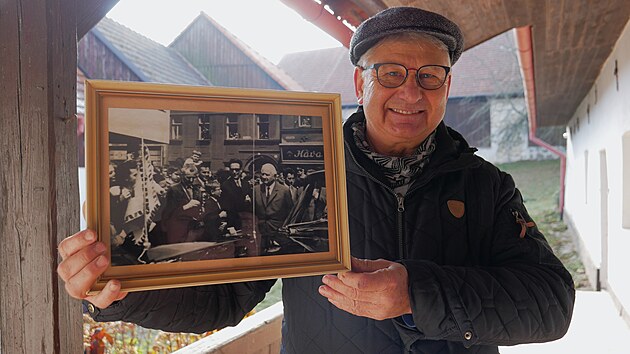 Pravideln�m ��astn�kem setk�n� v Hroznat�n� je i Michal Stupavsk�. Ten se s tehdej��m prezidentem osobn� potkal jako dvan�ctilet� hoch, co� bylo zv��n�no na fotografii. (22. listopadu 2025)