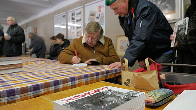P�i vzpom�nkov�m setk�n� v Hroznat�n� byla pok�t�na i nov� kniha Svobodovci historika Ji��ho Fidlera. (22. listopadu 2025)
