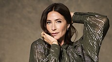 Tmavé kalhoty a pr�svitná bl�za s t�pytivými prou�ky jsou recept na úsp�ch....