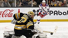 Gólman Joonas Korpisalo z Bostonu zasahuje po st�ele Art�mije Panarina z NY...