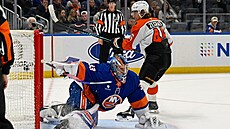 David Rittich v brance NY Islanders zasahuje, p�ed ním je Trevor Zegras z...
