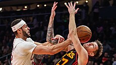 Larry Nance Jr. (vlevo) z Clevelandu a Vít Krej�í z Atlanty.