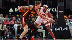 S mí�em si d�lá prostor Vít Krej�í z Atlanty, pozorn� ho brání Quan Tomlin z...