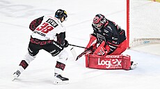 Stanislav �korvánek v brance Hradce �elí nájezdu Tomá�e Hyky ze Sparty.