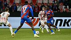 Plze�ský úto�ník Prince Adu zkou�í projít p�es bránící hrá�e Freiburgu.