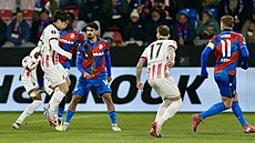 Nep�ehledná situace v utkání Plze� vs. Freiburg.