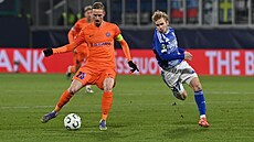 Rozehrává kapitán Celje �an Karni�nik, vpravo je olomoucký Michal Beran.