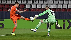 V utkání proti Celje zasahuje olomoucký branká� Jan Koutný. Neusp�l Franko...