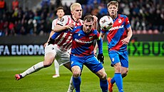 Matthias Ginter z Freiburgu se tlaí na plzeského kapitána Matje Vydru....