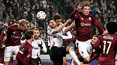 Antonio �olak z Legie a Adam �evinský ze Sparty v hlavi�kovém souboji.