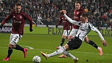 Ermal Krasniqi se ve skluzu sna�í trefit mí�, p�ihlí�í Pavel Kade�ábek.