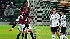 Angelo Preciado ze Sparty práv� vst�elil gól na h�i�ti Legie. Spolu s ním slaví...