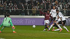 John Mercado ze Sparty ohro�uje branku Legie Var�ava.