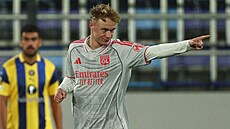 Adam Karabec z Lyonu se raduje z gólu na h�i�ti Maccabi Tel Aviv.