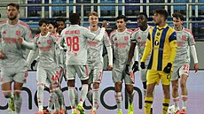 Fotbalisté Lyonu oslavují gól Adama Karabce.