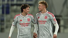 Adam Karabec (vpravo) a Tyler Morton z Lyonu se radují z gólu.