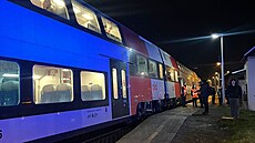 Mladík v ernoicích uvázl ve dveích osobního vlaku, který ho následn nkolik...