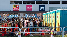 Fronta u mobilních toalet na festivalu v japoské Nagaoce (2. srpna 2024)