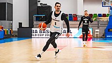 Tomá� Satoranský na tréninku �eské reprezentace p�ed startem kvalifikace MS...