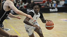 Robert Bonham z Pardubic mí�í ke ko�i USK Praha.