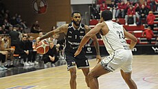 Terry Henderson z USK Praha se pokou�í obejít Zeda Keye z Pardubic.