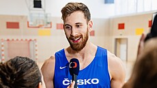 James Kárník dává rozhovor �eské televizi po tréninku reprezentace v...