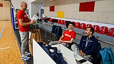 Asistent trenéra Jan Pavlík, videokou� Tomá� Nesrovnal a dal�í asistent Salva...