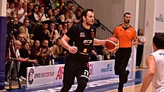 Jaromír Boha�ík z Nymburka b�hem utkání v D��ín�.