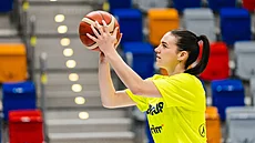 Bridget Carletonová z USK Praha stílí ped zápasem s Gdyní v Eurolize.