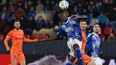 Abdoulaye Sylla ze Sigmy Olomouc hlavikuje v zápase s Celje v Konferenní lize.