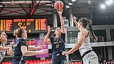 Eli�ka Brejchová z Levhartic Chomutov st�ílí v zápase Eurocupu.