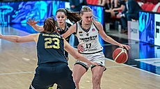 Ema Bláhová a Kate�ina Roko�ová z Levhartic Chomutov brání Gabiju Meskonyteovou...