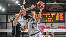 Daugile Useová  z Kibirkstisu Vilnius zakon�uje v Eurocupu p�es Kate�inu...