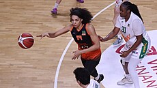 Emma Merriweatherová z Basketu Ostrava se sna�í odpoutat od bránící Shante...