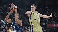 Jan Veselý z Barcelony se sna�í v euroligovém duelu zablokovat Brice Desserta z...