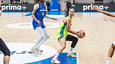 Maite Cazorlaová z USK Praha (vpravo) b�hem utkání s Gdyní v Eurolize.