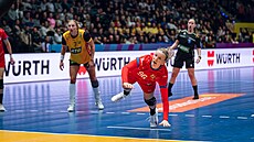 �eská házenká�ka Charlotte Cholevová b�hem zápasu se �védskem na mistrovství...