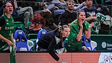 Basketbalistky KP Brno podporují spoluhrá�ky v zápase Eurocupu.