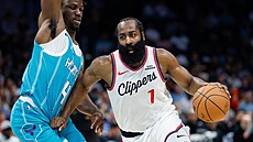 James Harden z Los Angeles Clippers obchází Siona Jamese z Charlotte Hornets.