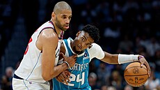 Brandon Miller z Charlotte Hornets je nat�sno brán�n Nicolasem Batumem z Los...