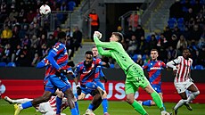 Plze�ský branká� Florian Wiegele vyrá�í mí� v zápase s Freiburgem v Evropské...
