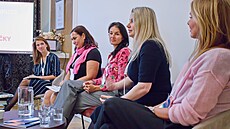 Kristýna Cejnarová (vlevo) a Lucie Bá�ová, zakladatelky projektu MUMDOO