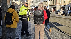 Ve stanici metra And�l spadl �lov�k do koleji�t�, �ást linky B stojí. (28....