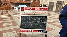 Ve stanici metra And�l spadl �lov�k do koleji�t�, �ást linky B stojí. (28....