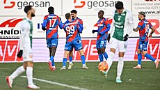 Merchas Doski se raduje s plze�skými spoluhrá�i z gólu proti Jablonci.