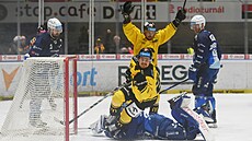 David Ka�e z Litvínova se raduje z gólu proti Komet�.