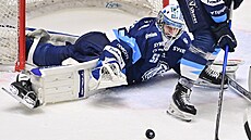 Liberecký �t�pán Luke� zasahuje v duelu s Plzní.